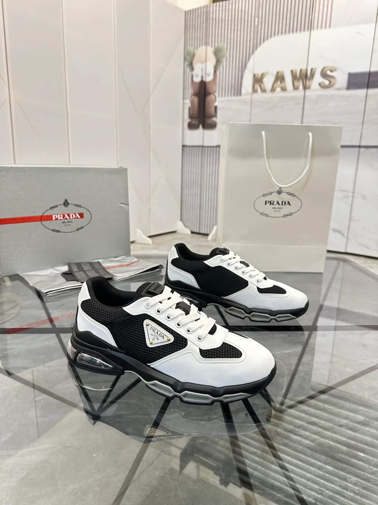 Men's shoes for sale 💰: 💰P660¥ High-end top quality Product trademark: Prada *"Prada*" low-top casual shoes Regular size: 38-45 (can be customized to 46) Product materials: Upper imported first-layer cowhide spliced ​​with original fabric, breathable lining, cowhide foot pads, original air cushion outsole. No.: 001